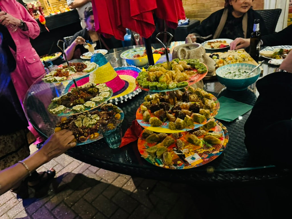 'Bollywood Bombay' cake stand